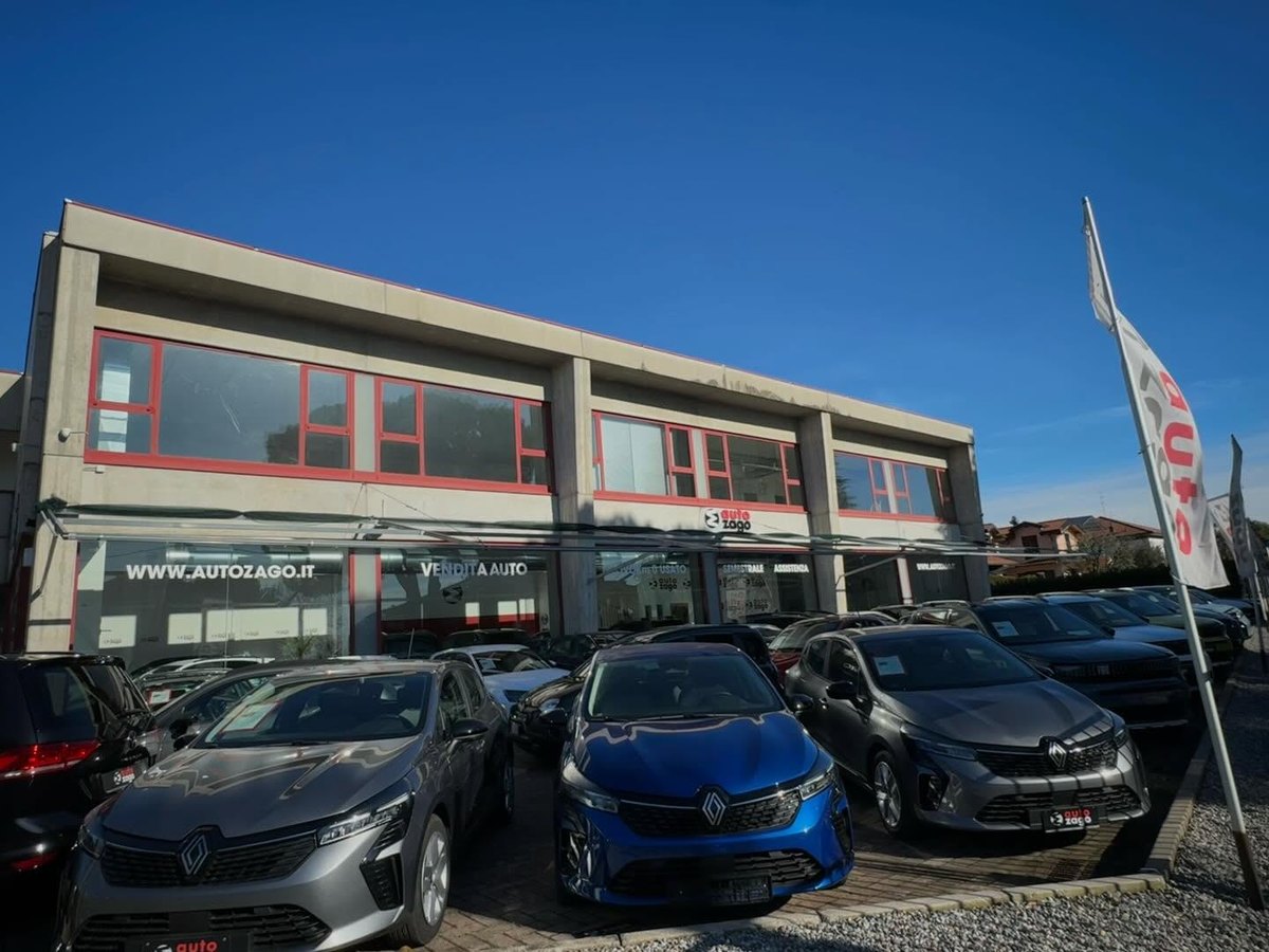 Piazzale del rivenditore auto multimarche a Como con vetture di marche diverse
